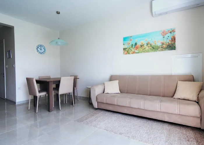 Marbella Holiday Apartments - Seafront - Wifi